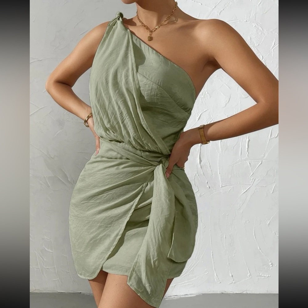 One shoulder knot dress